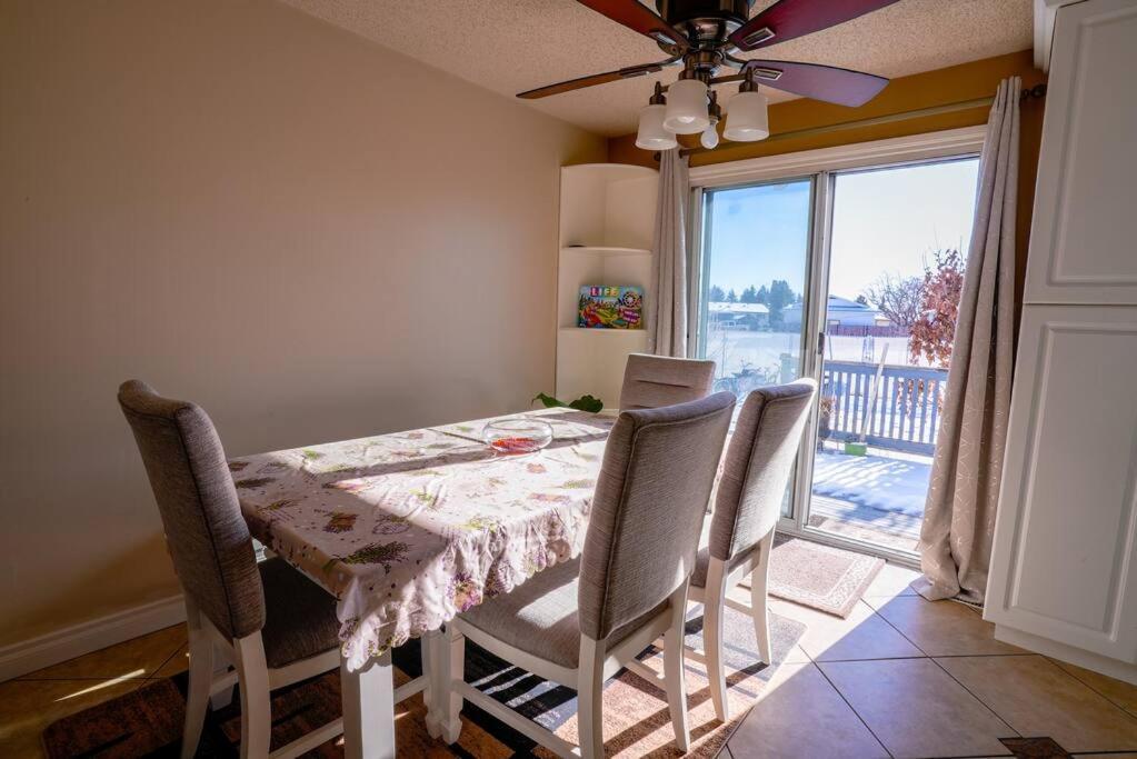 Beautiful 5 Bdrm Ac Home, Pool, Yard, Wifi, Fireplace, Parking, Transit, Town Centre - Sleeps 10 Villa