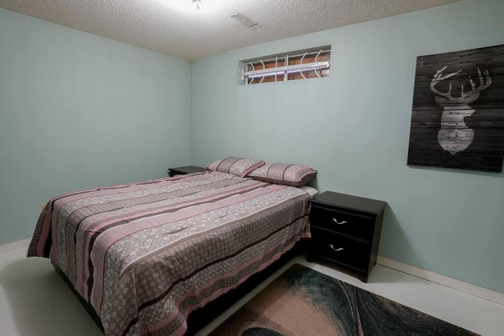 Beautiful 5 Bdrm Ac Home, Pool, Yard, Wifi, Fireplace, Parking, Transit, Town Centre - Sleeps 10