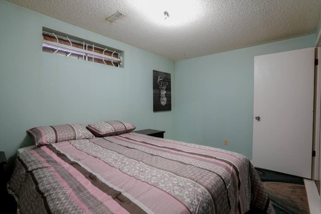 Beautiful 5 Bdrm Ac Home, Pool, Yard, Wifi, Fireplace, Parking, Transit, Town Centre - Sleeps 10 Villa *