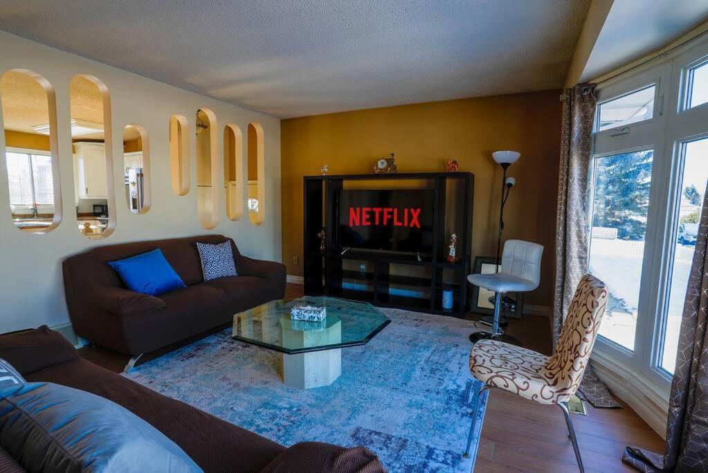 Villa Beautiful 5 Bdrm Ac Home, Pool, Yard, Wifi, Fireplace, Parking, Transit, Town Centre - Sleeps 10
