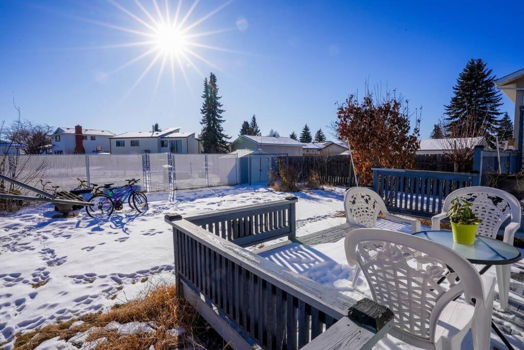 Beautiful 5 Bdrm Ac Home, Pool, Yard, Wifi, Fireplace, Parking, Transit, Town Centre - Sleeps 10 Villa Edmonton