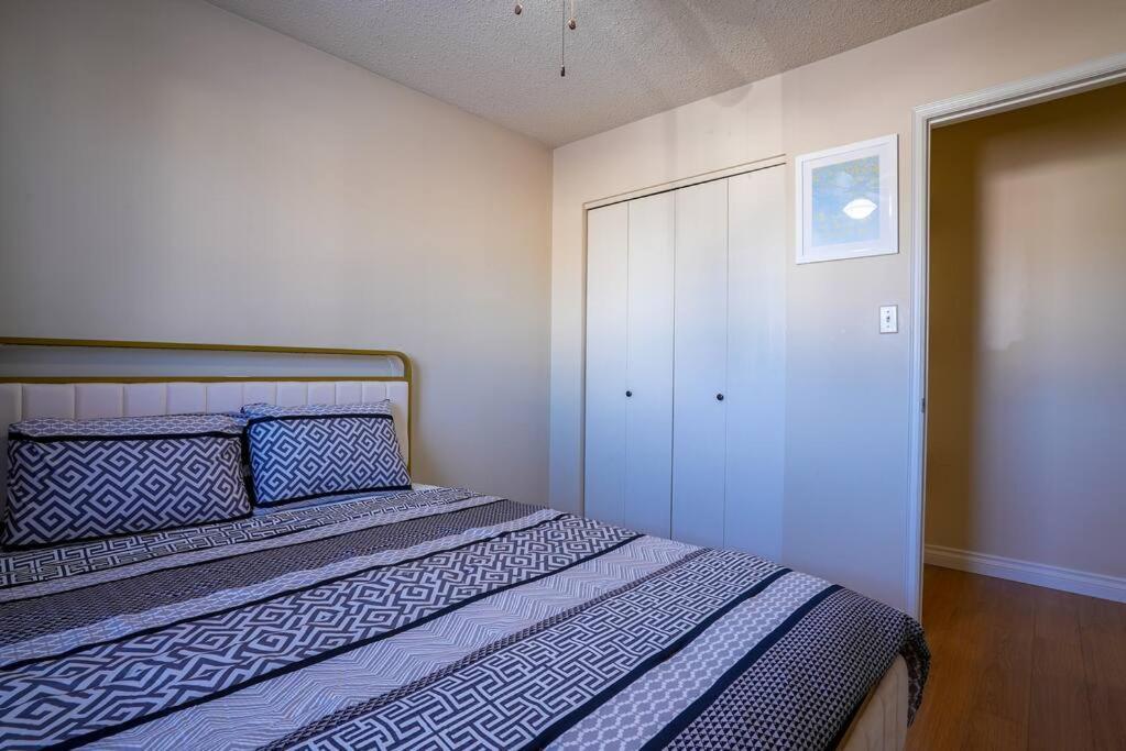 Beautiful 5 Bdrm Ac Home, Pool, Yard, Wifi, Fireplace, Parking, Transit, Town Centre - Sleeps 10 Edmonton
