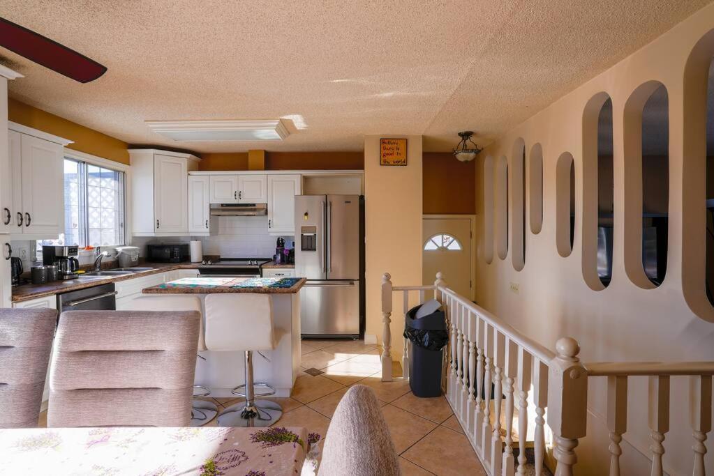 Beautiful 5 Bdrm Ac Home, Pool, Yard, Wifi, Fireplace, Parking, Transit, Town Centre - Sleeps 10 Villa