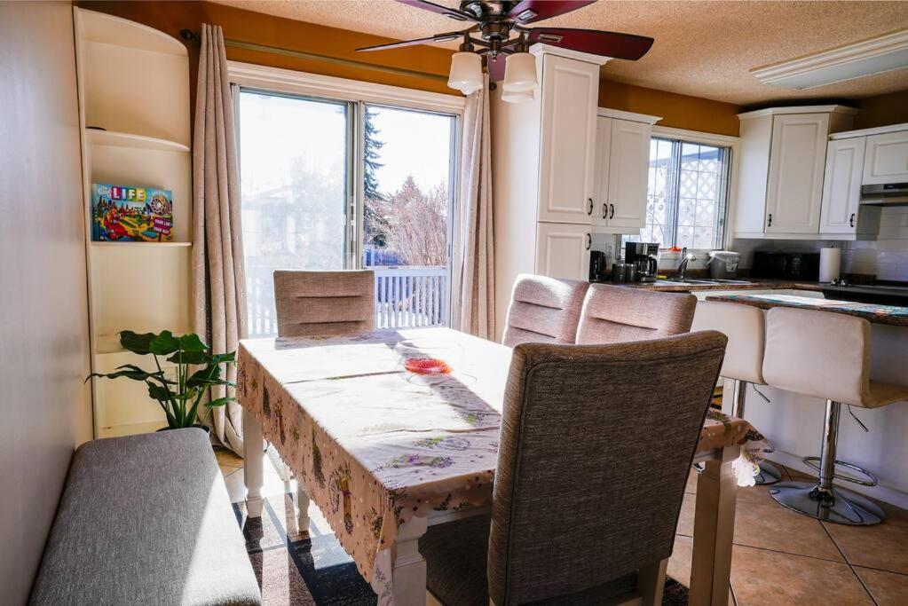 Beautiful 5 Bdrm Ac Home, Pool, Yard, Wifi, Fireplace, Parking, Transit, Town Centre - Sleeps 10 *