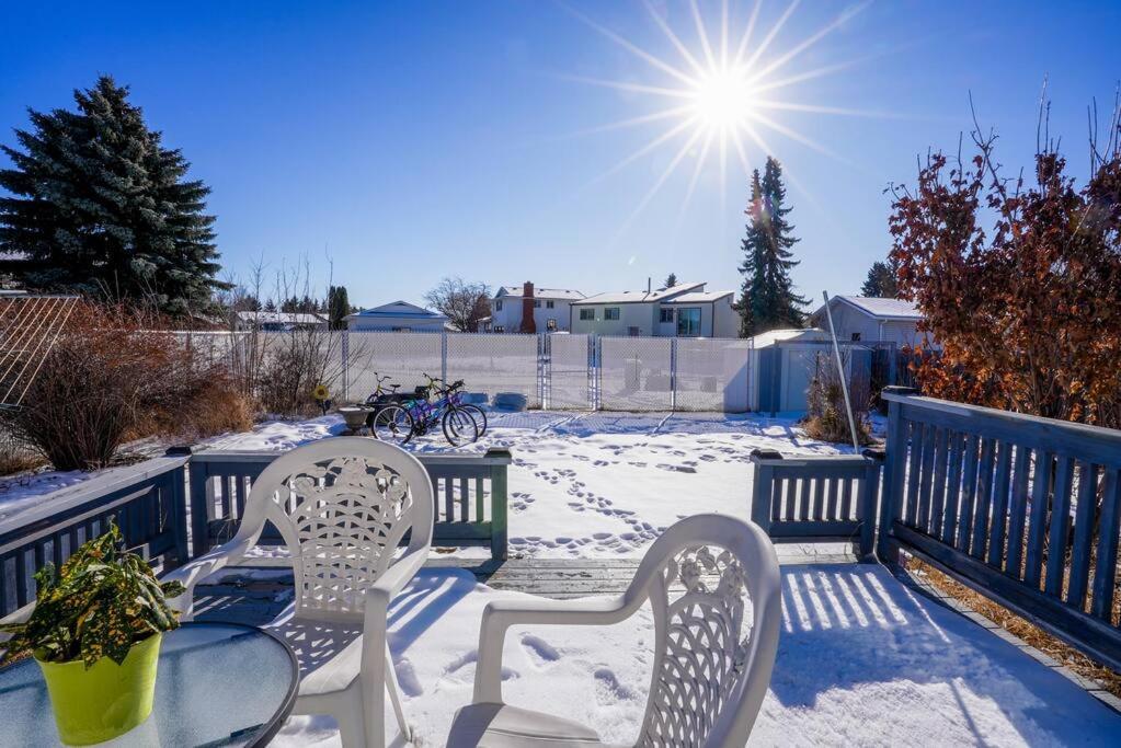 Villa Beautiful 5 Bdrm Ac Home, Pool, Yard, Wifi, Fireplace, Parking, Transit, Town Centre - Sleeps 10 Edmonton