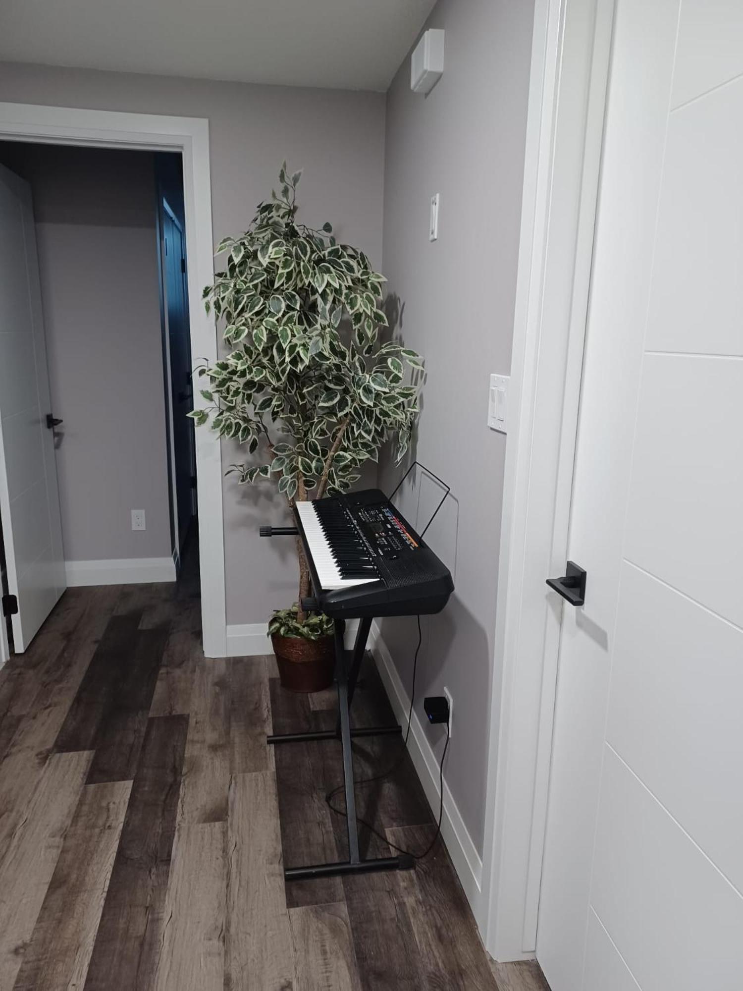 Apartment Cozy Basement - Private Entrance - Free Netflix