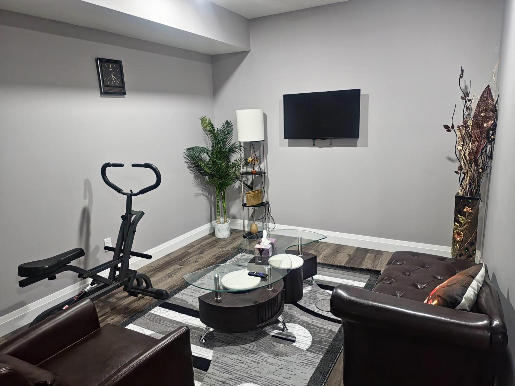 Cozy Basement - Private Entrance - Free Netflix