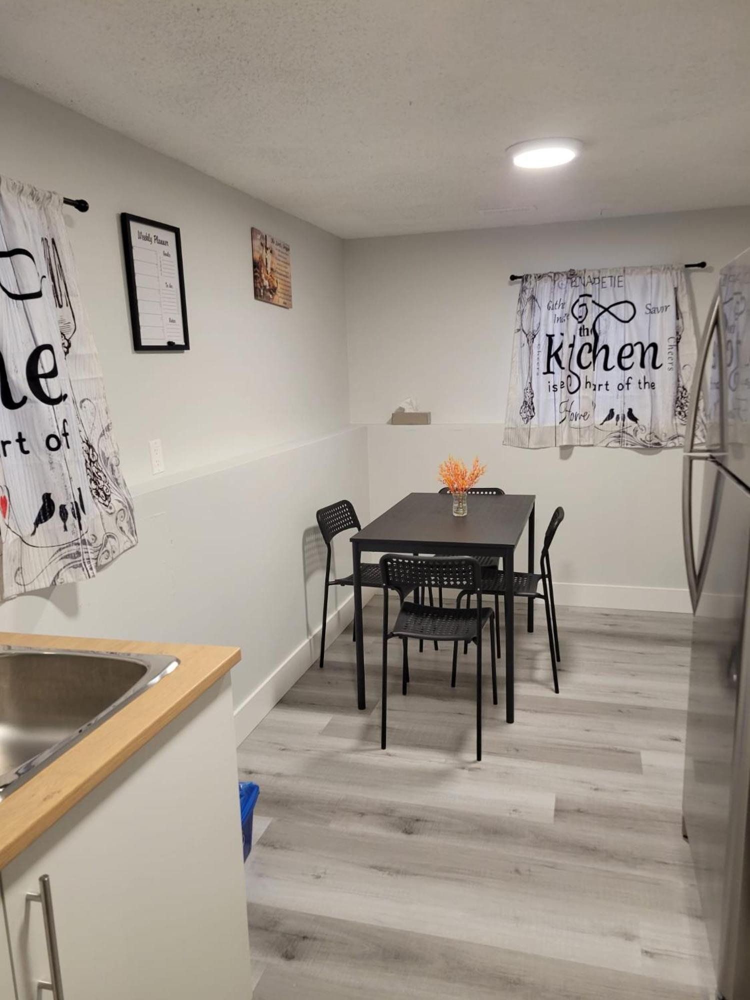 Homestay Furnished Room-5 Close To U Of A In - With Shared Spaces *