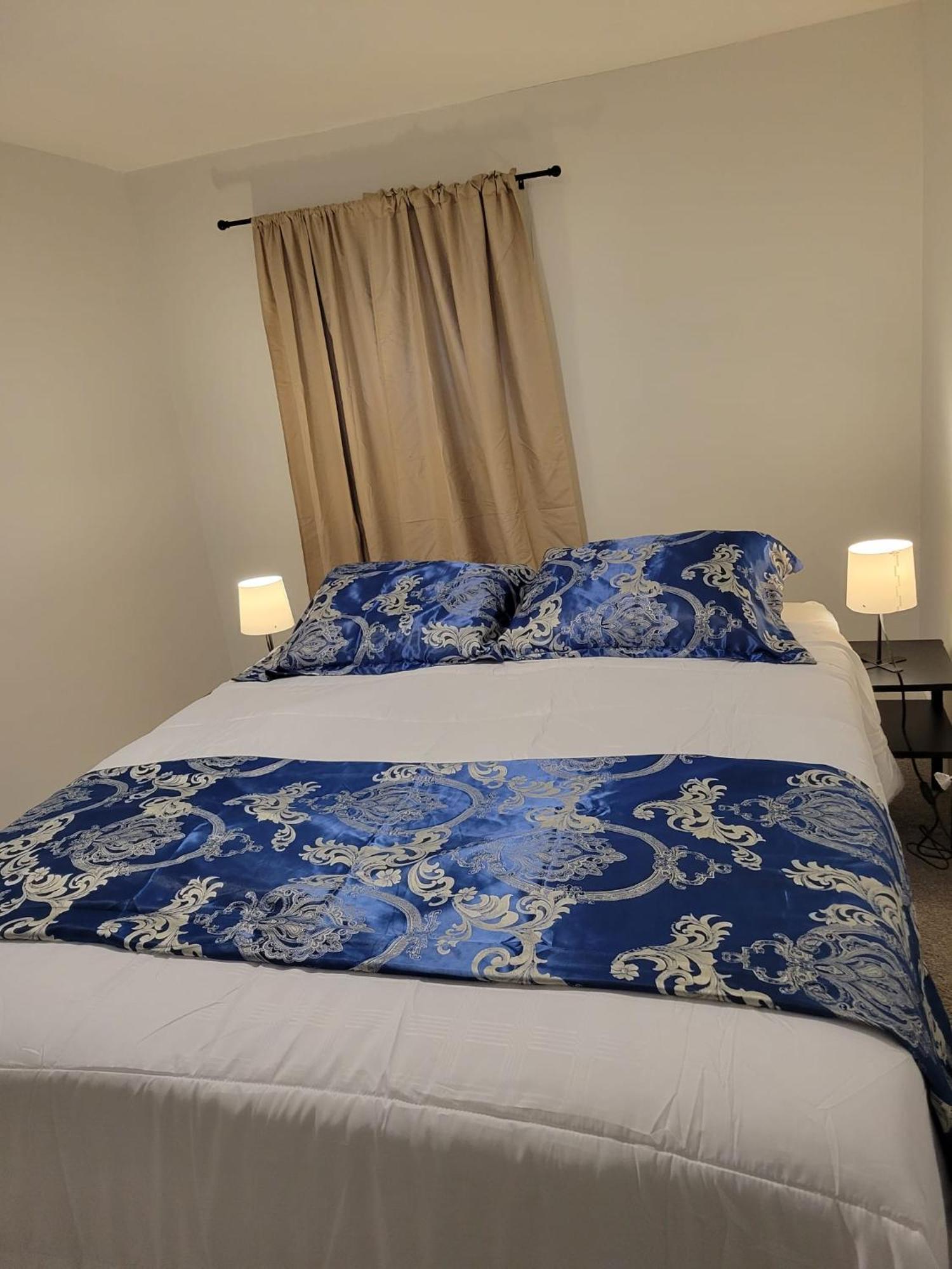 Furnished Room-5 Close To U Of A In - With Shared Spaces Homestay