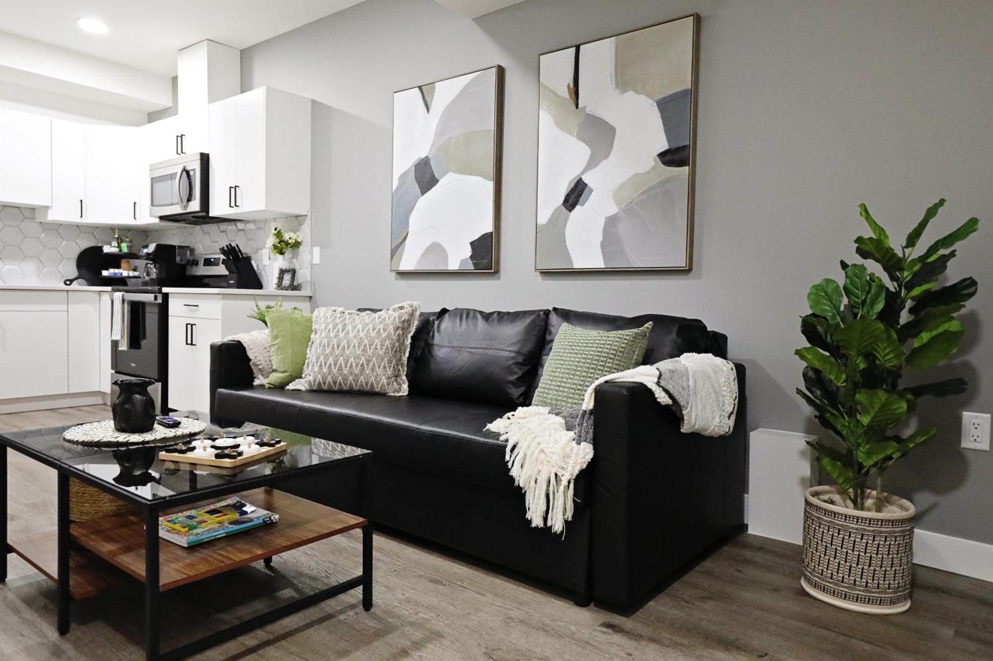 Queen Bed,near Airport,kids Playground,disney+ * Edmonton