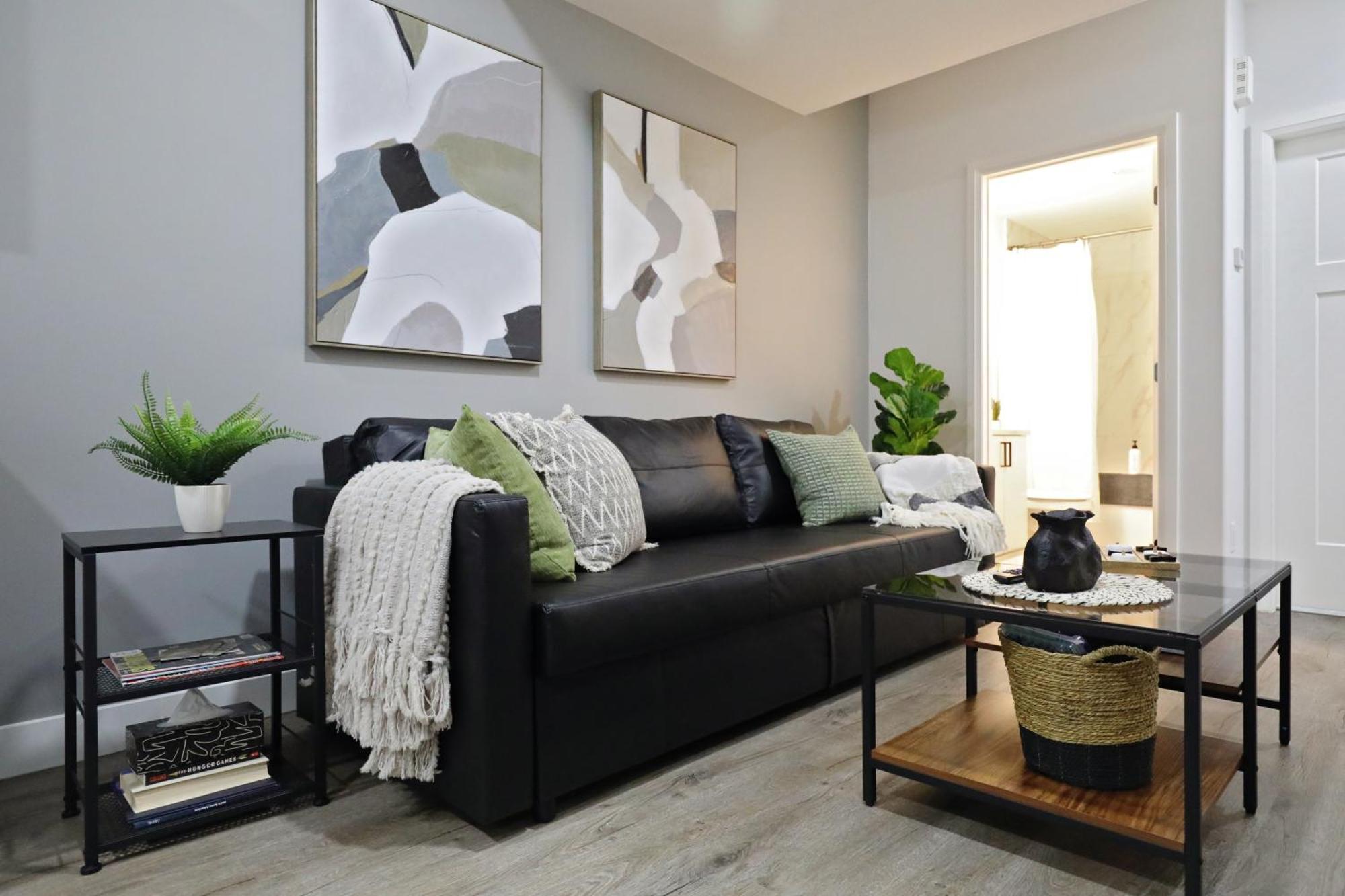 Queen Bed,near Airport,kids Playground,disney+ Holiday home Edmonton