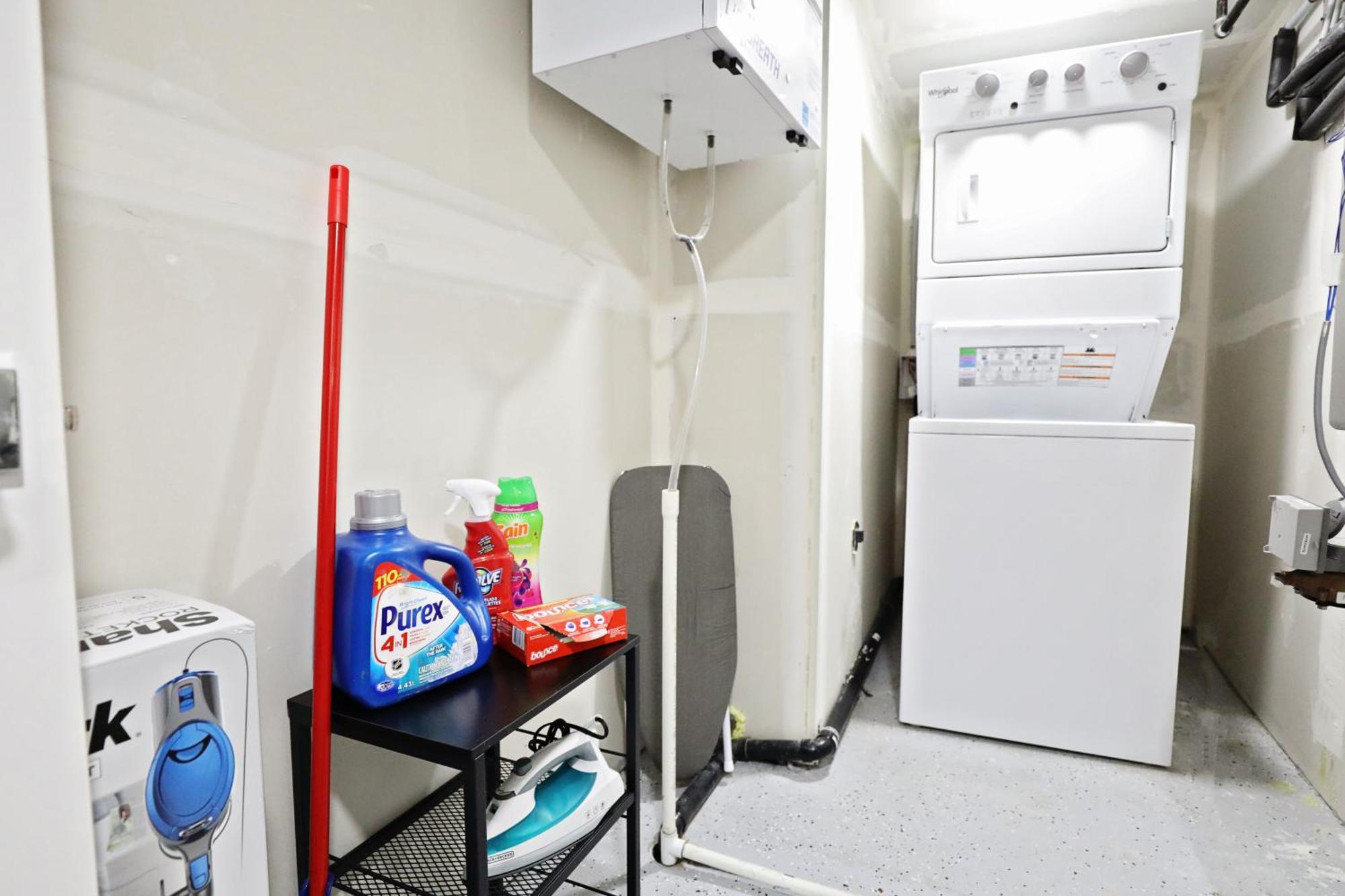Queen Bed,near Airport,kids Playground,disney+ * Edmonton