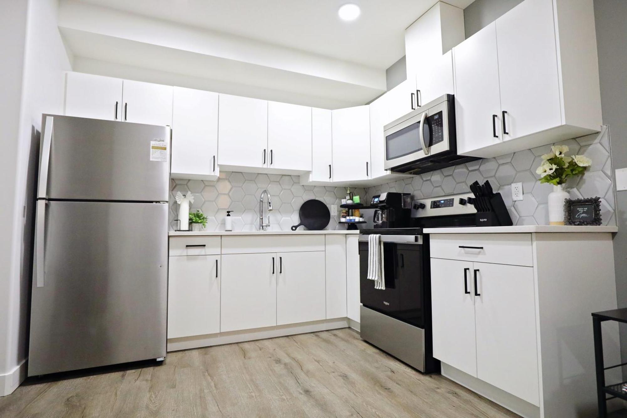 Queen Bed,near Airport,kids Playground,disney+ Edmonton