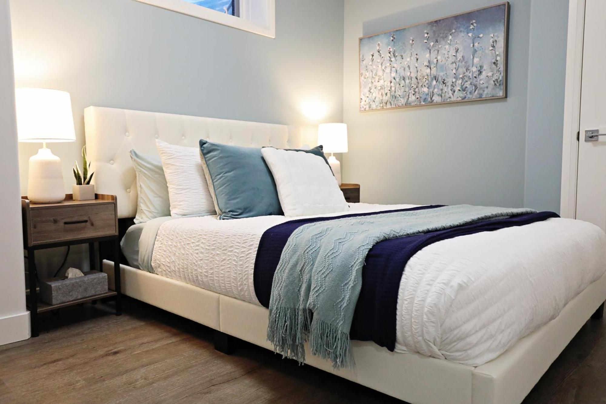 Queen Bed,near Airport,kids Playground,disney+ * Edmonton
