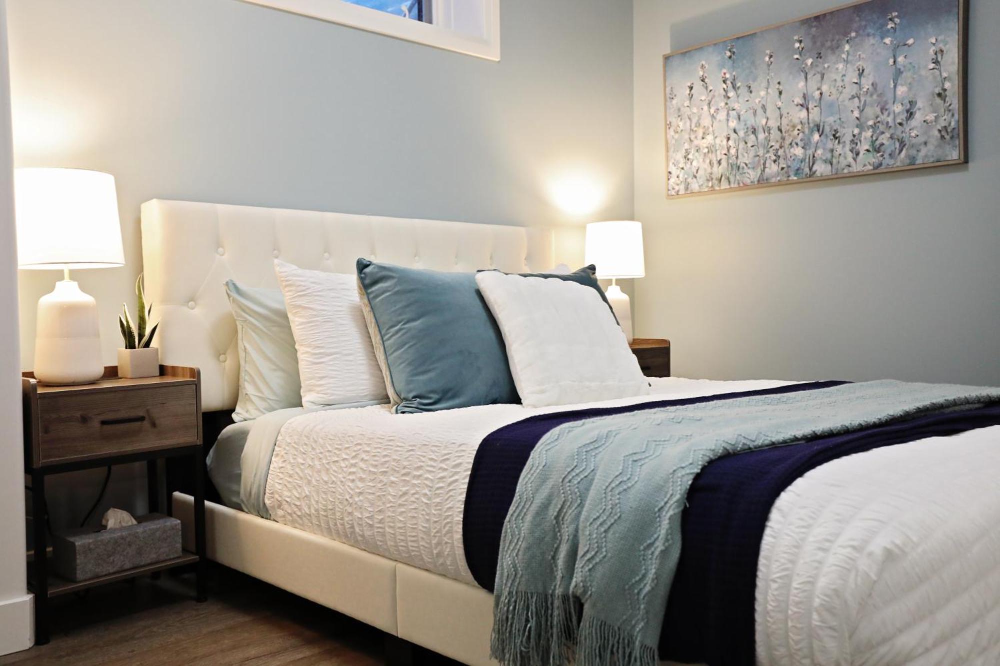 Queen Bed,near Airport,kids Playground,disney+ Holiday home Edmonton