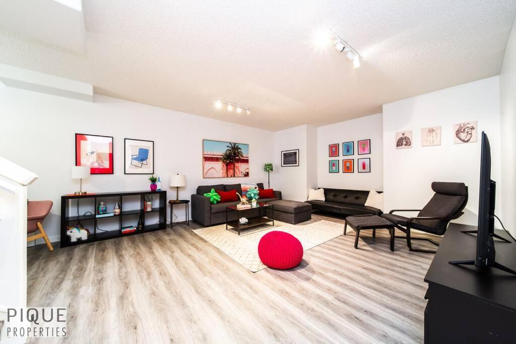 The Obsolete - King Bed - Fireplace - Pet Friendly Apartment *