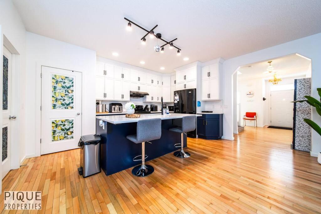 Apartment The Obsolete - King Bed - Fireplace - Pet Friendly Edmonton
