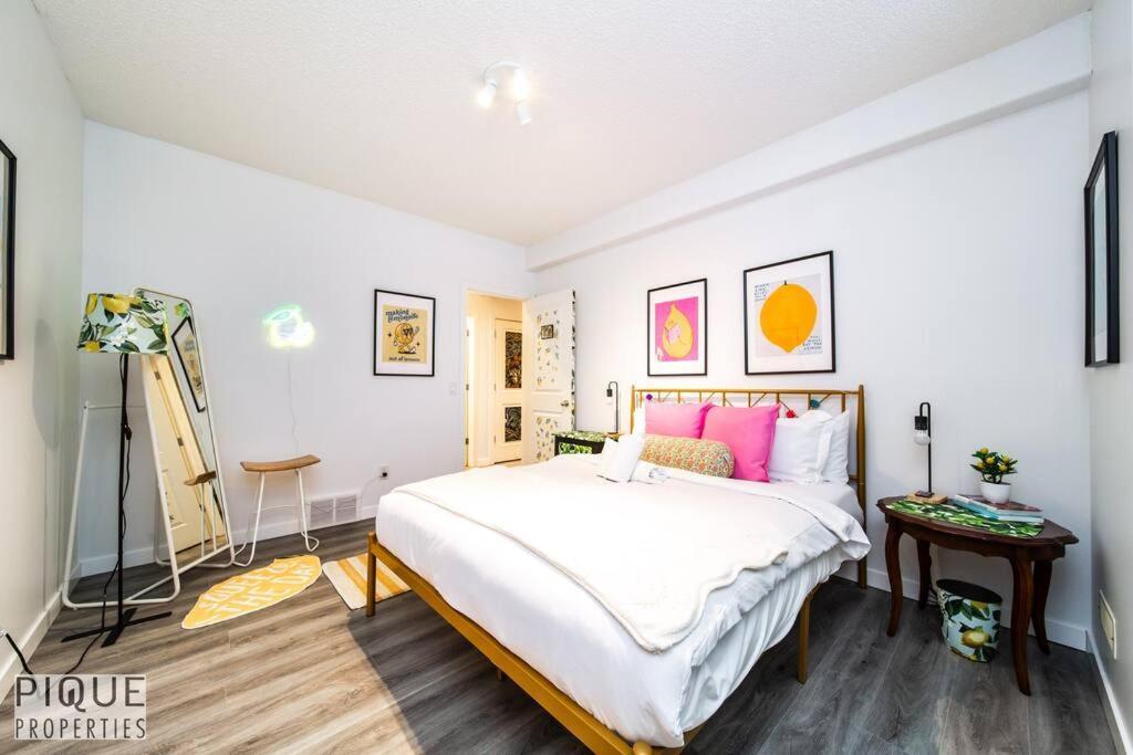 The Obsolete - King Bed - Fireplace - Pet Friendly Apartment *