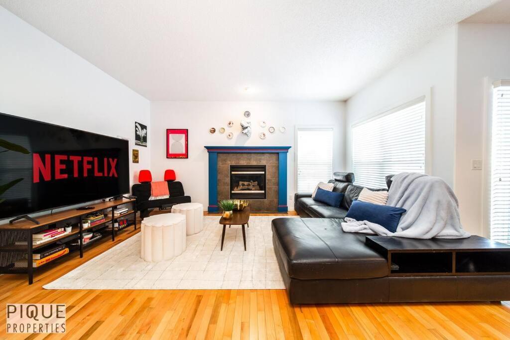 The Obsolete - King Bed - Fireplace - Pet Friendly Apartment
