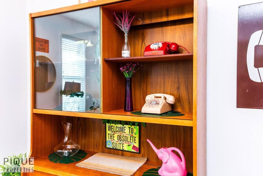 The Obsolete - King Bed - Fireplace - Pet Friendly Apartment