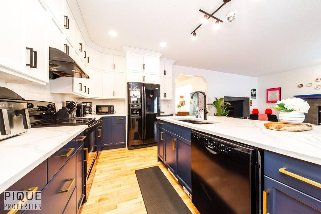 The Obsolete - King Bed - Fireplace - Pet Friendly Apartment Edmonton