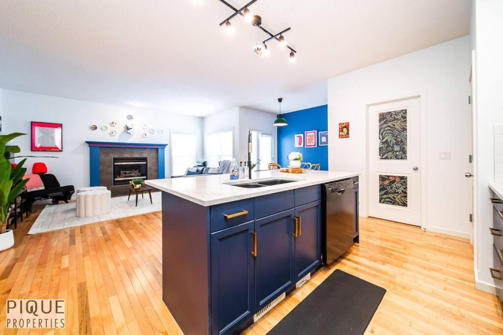 The Obsolete - King Bed - Fireplace - Pet Friendly Edmonton