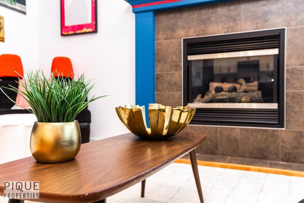 The Obsolete - King Bed - Fireplace - Pet Friendly *