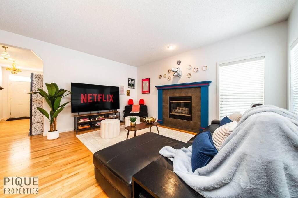 The Obsolete - King Bed - Fireplace - Pet Friendly Edmonton