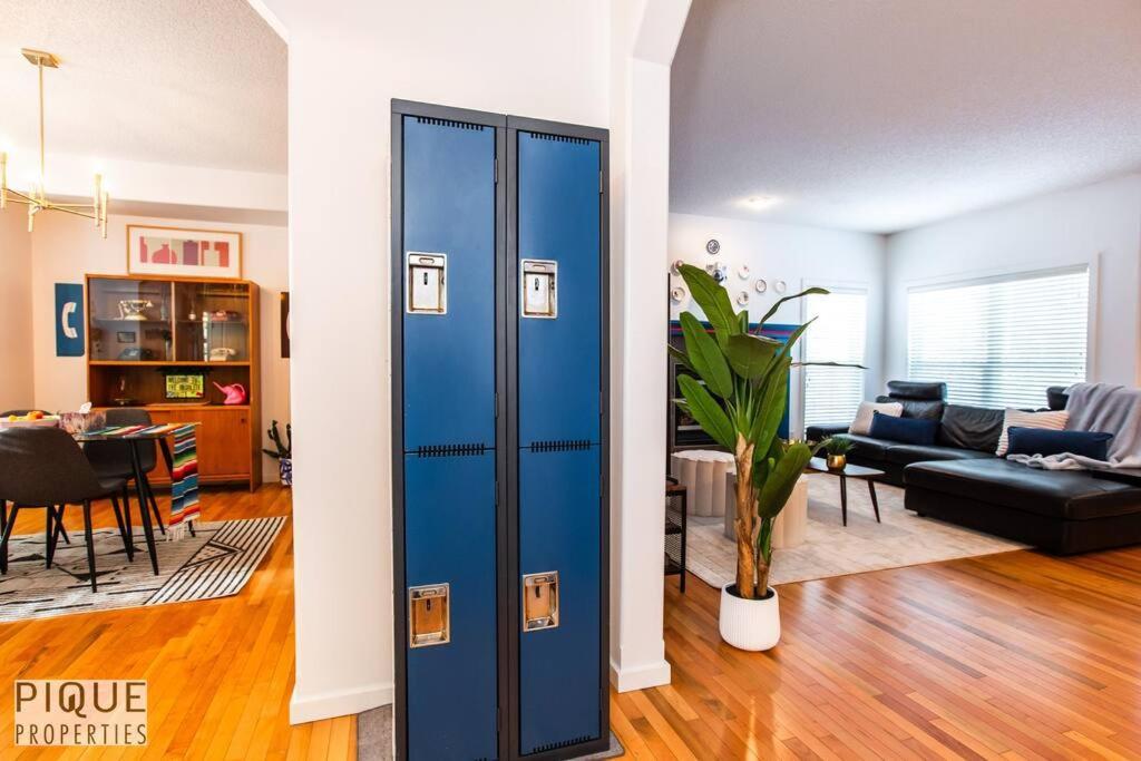 The Obsolete - King Bed - Fireplace - Pet Friendly * Edmonton