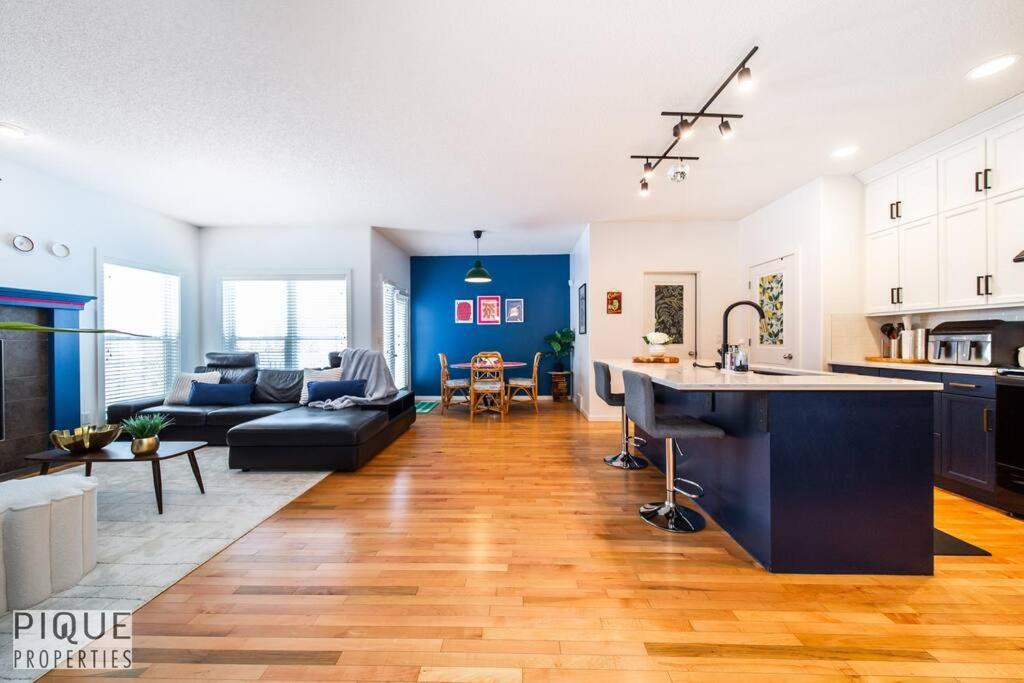 Apartment The Obsolete - King Bed - Fireplace - Pet Friendly Edmonton