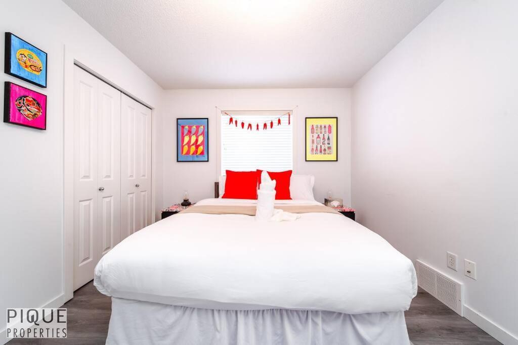 The Obsolete - King Bed - Fireplace - Pet Friendly Edmonton