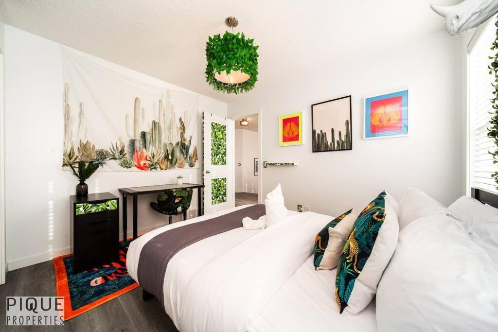 The Obsolete - King Bed - Fireplace - Pet Friendly Apartment *