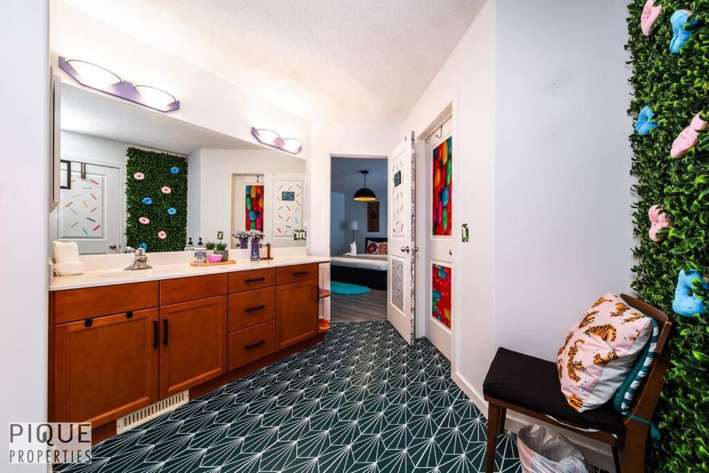 The Obsolete - King Bed - Fireplace - Pet Friendly Edmonton