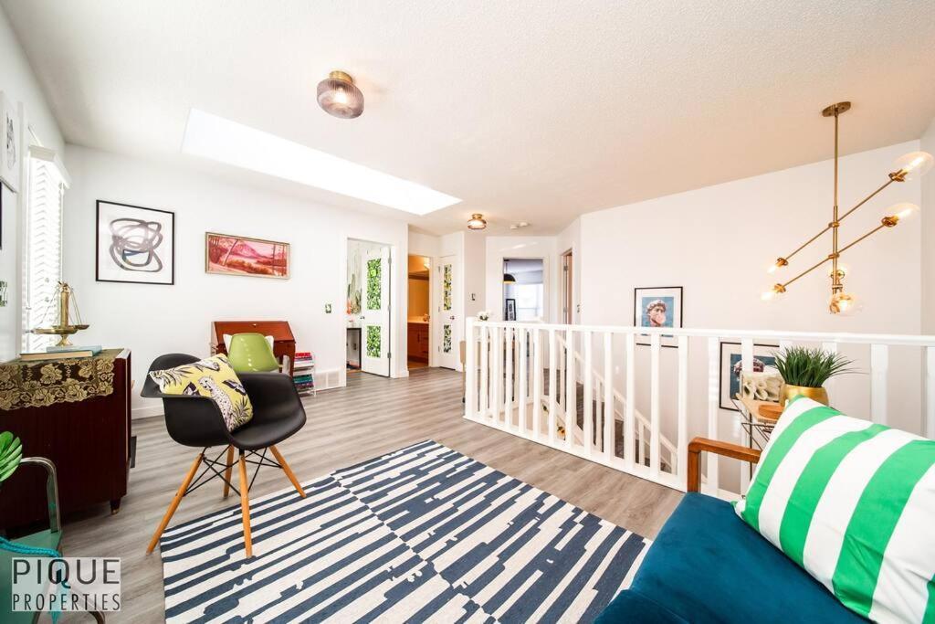 The Obsolete - King Bed - Fireplace - Pet Friendly Apartment