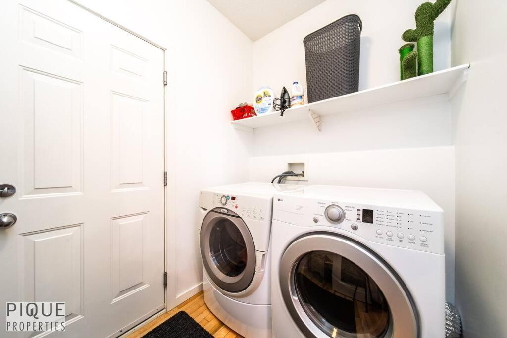 Apartment The Obsolete - King Bed - Fireplace - Pet Friendly Edmonton