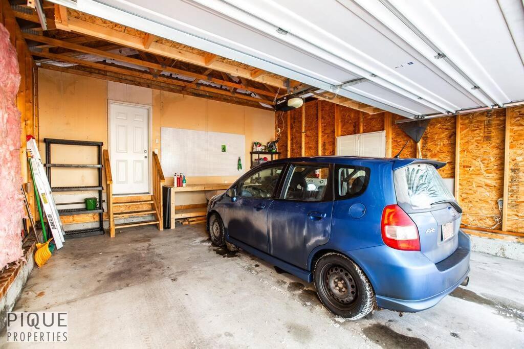 The Obsolete - King Bed - Fireplace - Pet Friendly Edmonton