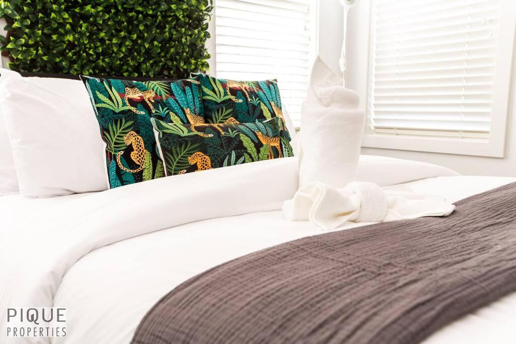 The Obsolete - King Bed - Fireplace - Pet Friendly *