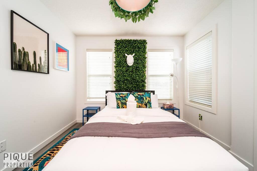 The Obsolete - King Bed - Fireplace - Pet Friendly Apartment *