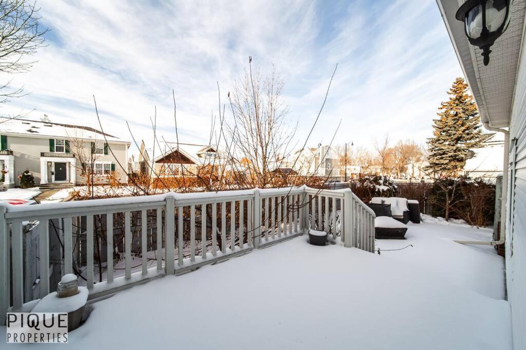 The Obsolete - King Bed - Fireplace - Pet Friendly Apartment Edmonton