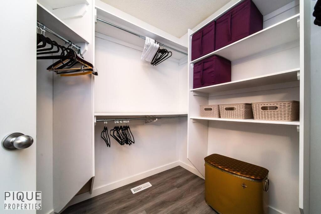 The Obsolete - King Bed - Fireplace - Pet Friendly Apartment *