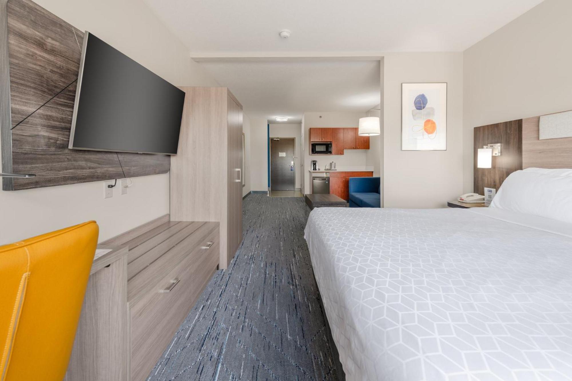 Hotel Express & Suites-edmonton South By Ihg 3*
