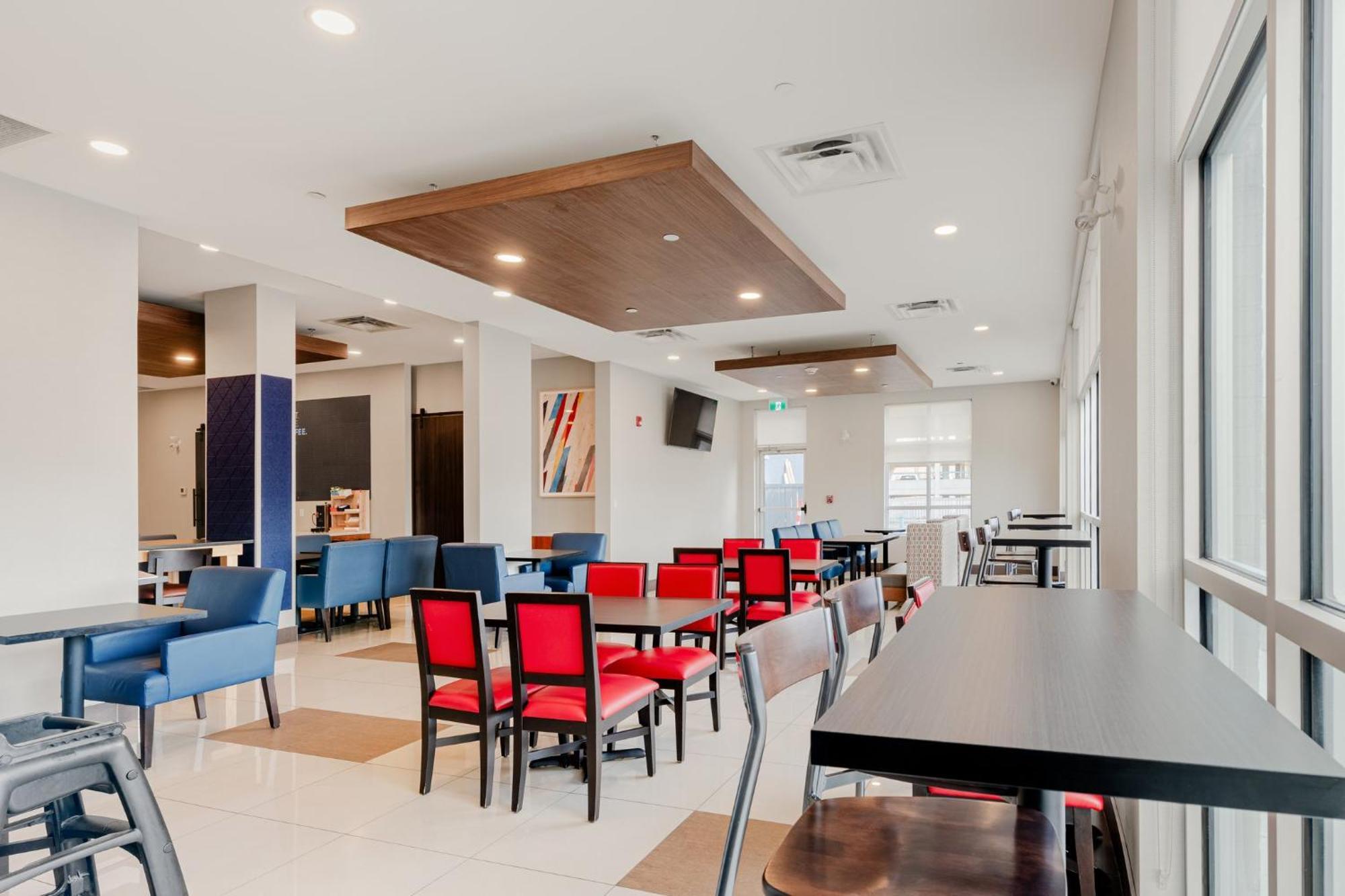 Express & Suites-edmonton South By Ihg Hotel 3*