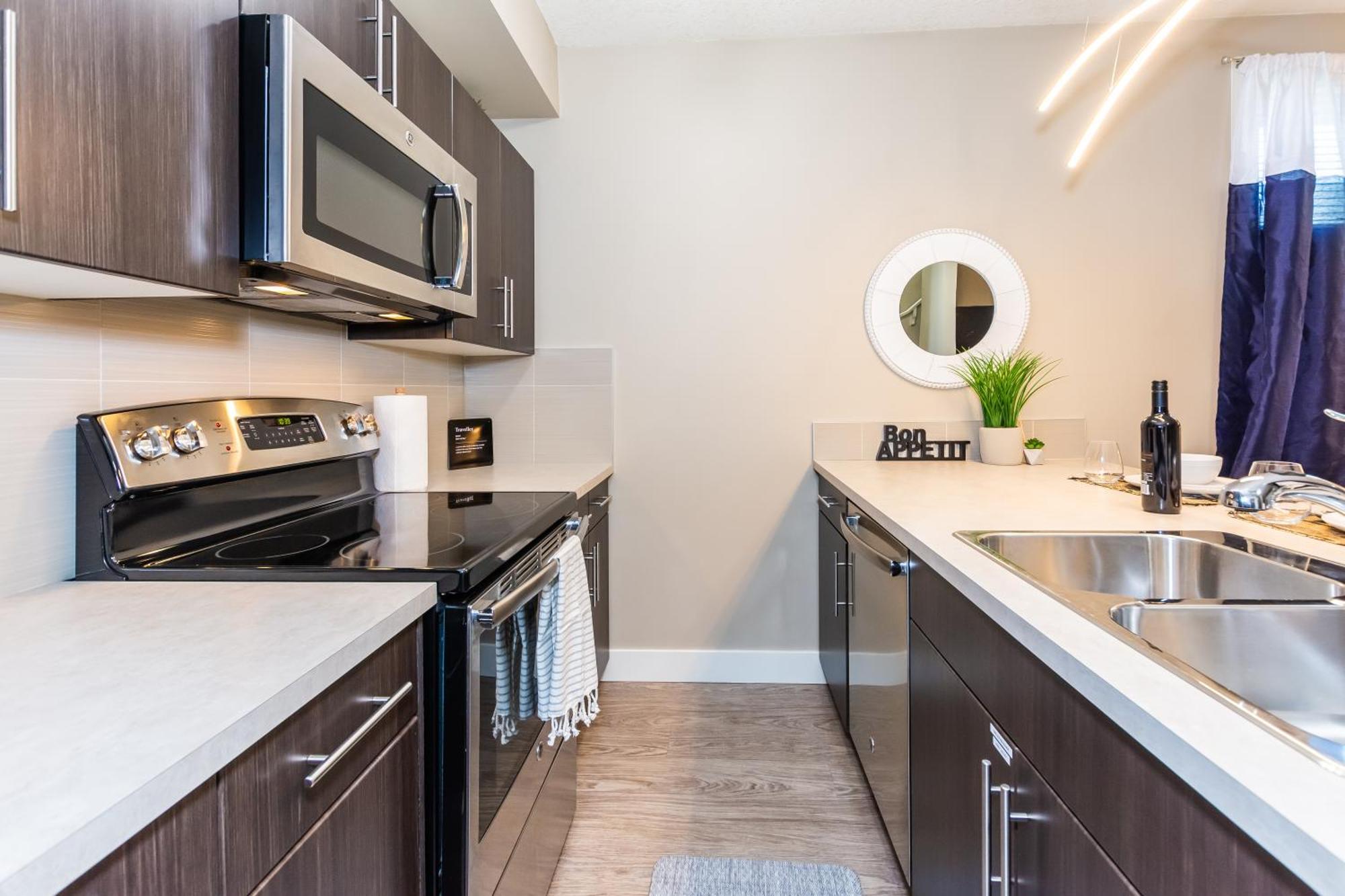 Queen Bed * Netflix * Wifi * Long Or Short Holiday home Edmonton