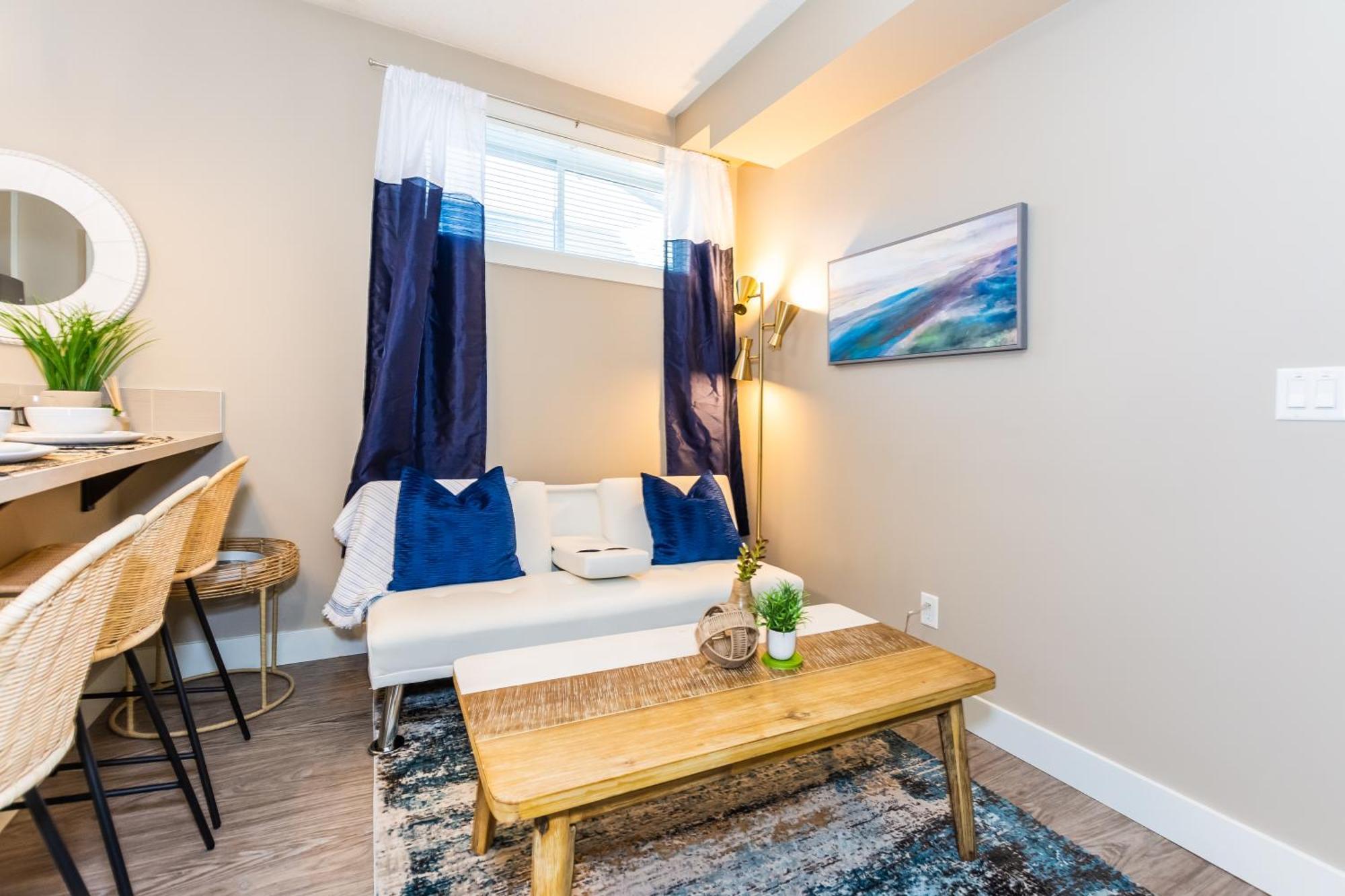 Queen Bed * Netflix * Wifi * Long Or Short Holiday home Edmonton