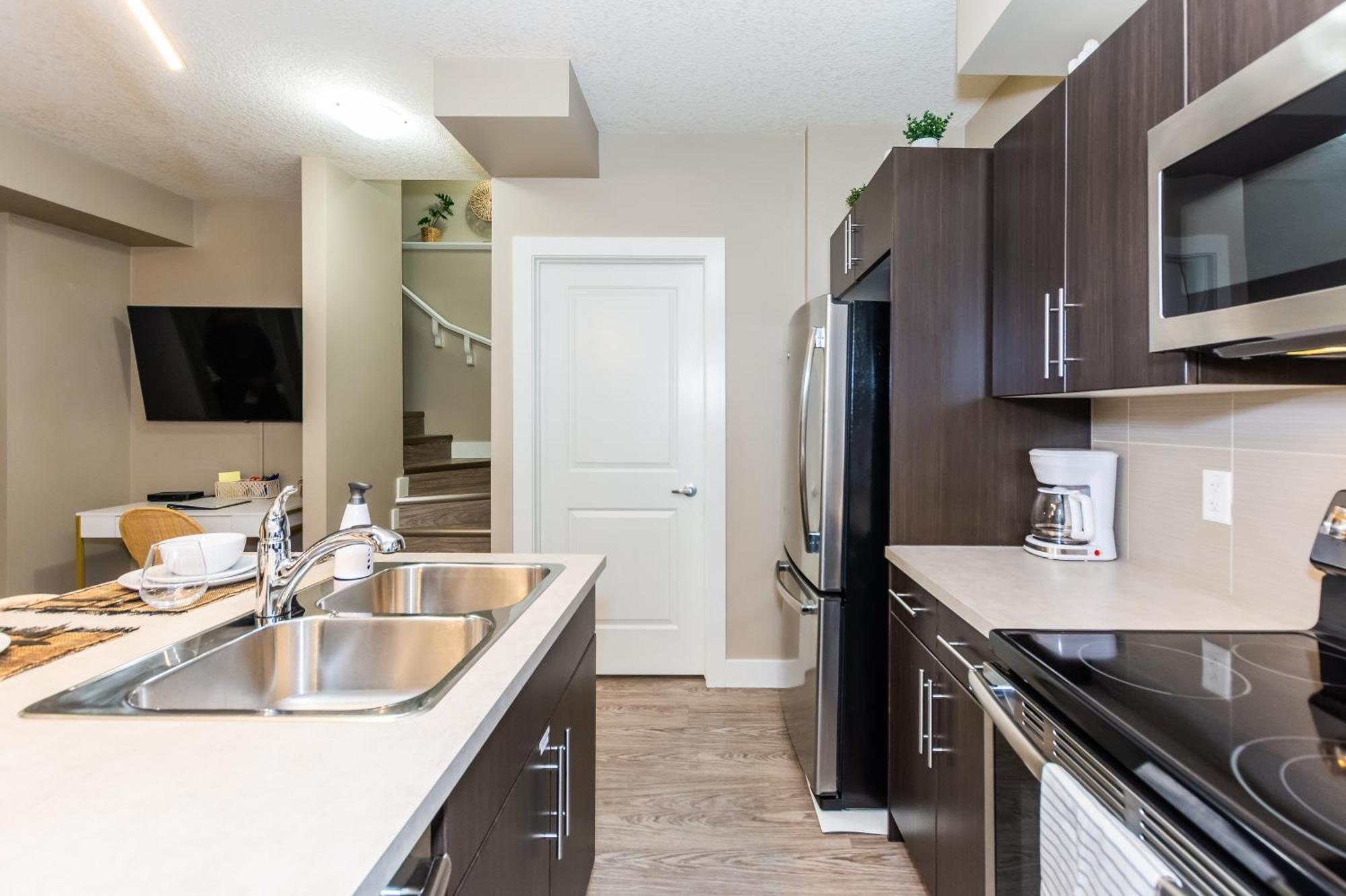 Holiday home Queen Bed * Netflix * Wifi * Long Or Short Edmonton