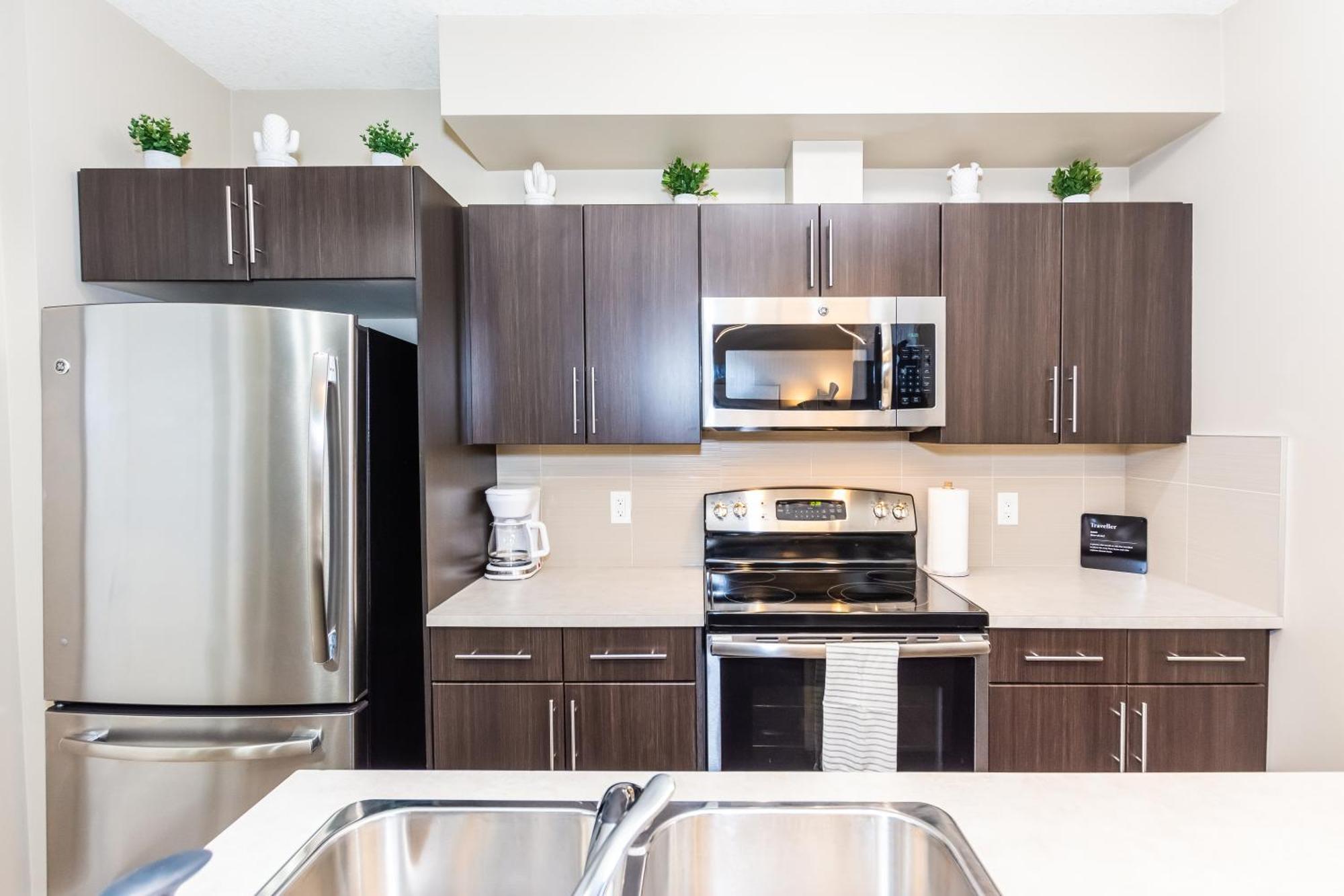 Queen Bed * Netflix * Wifi * Long Or Short * Edmonton