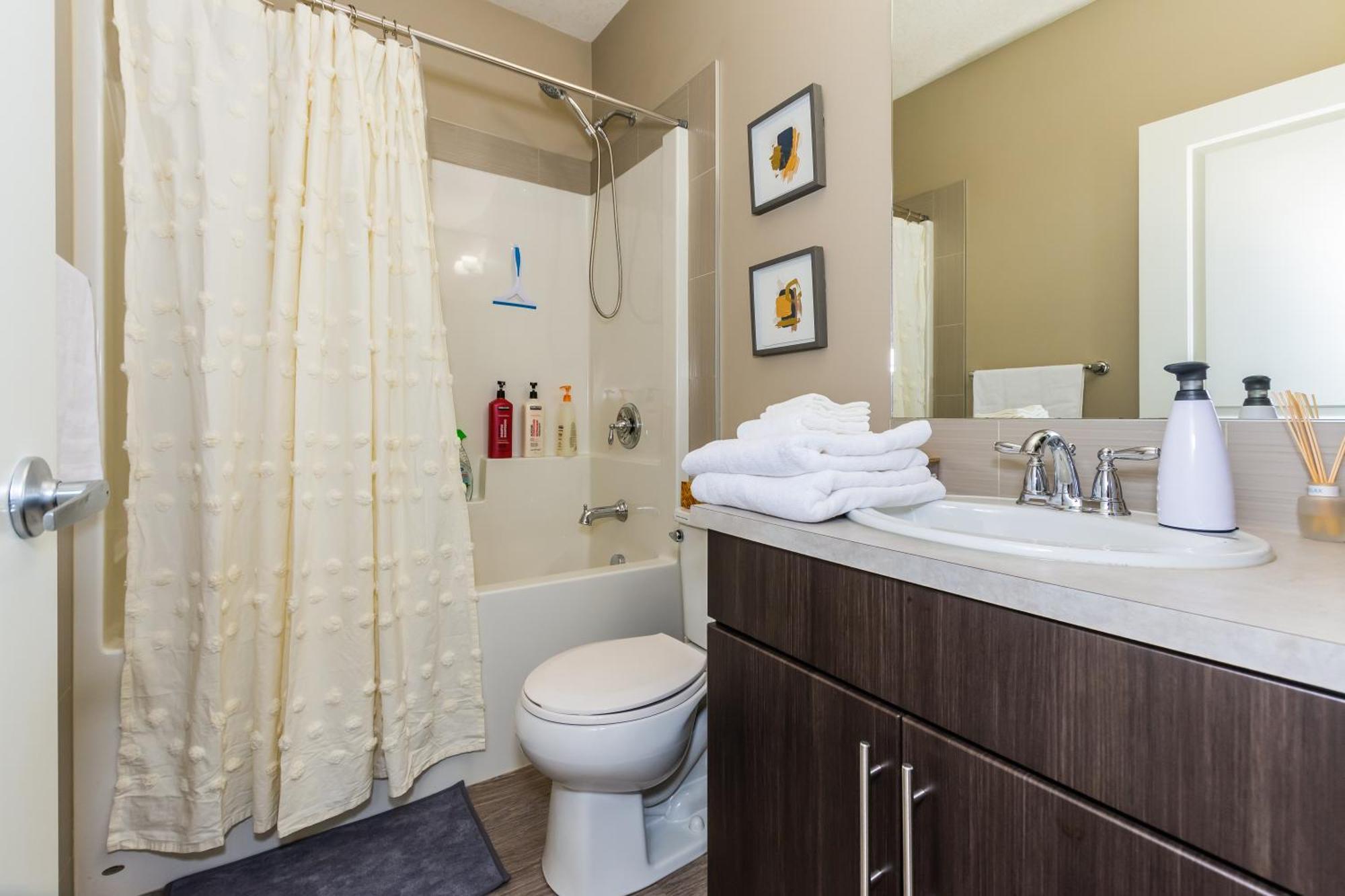 Queen Bed * Netflix * Wifi * Long Or Short Edmonton