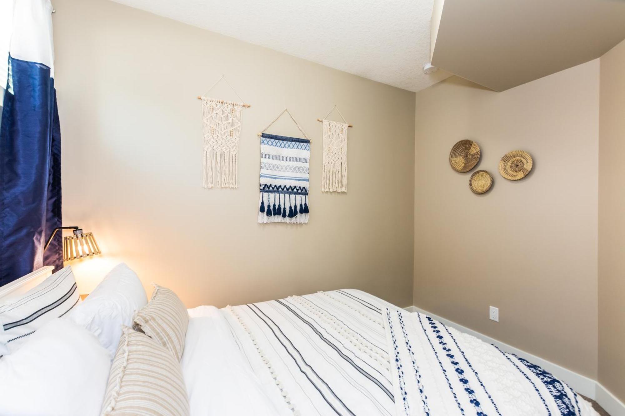 Queen Bed * Netflix * Wifi * Long Or Short