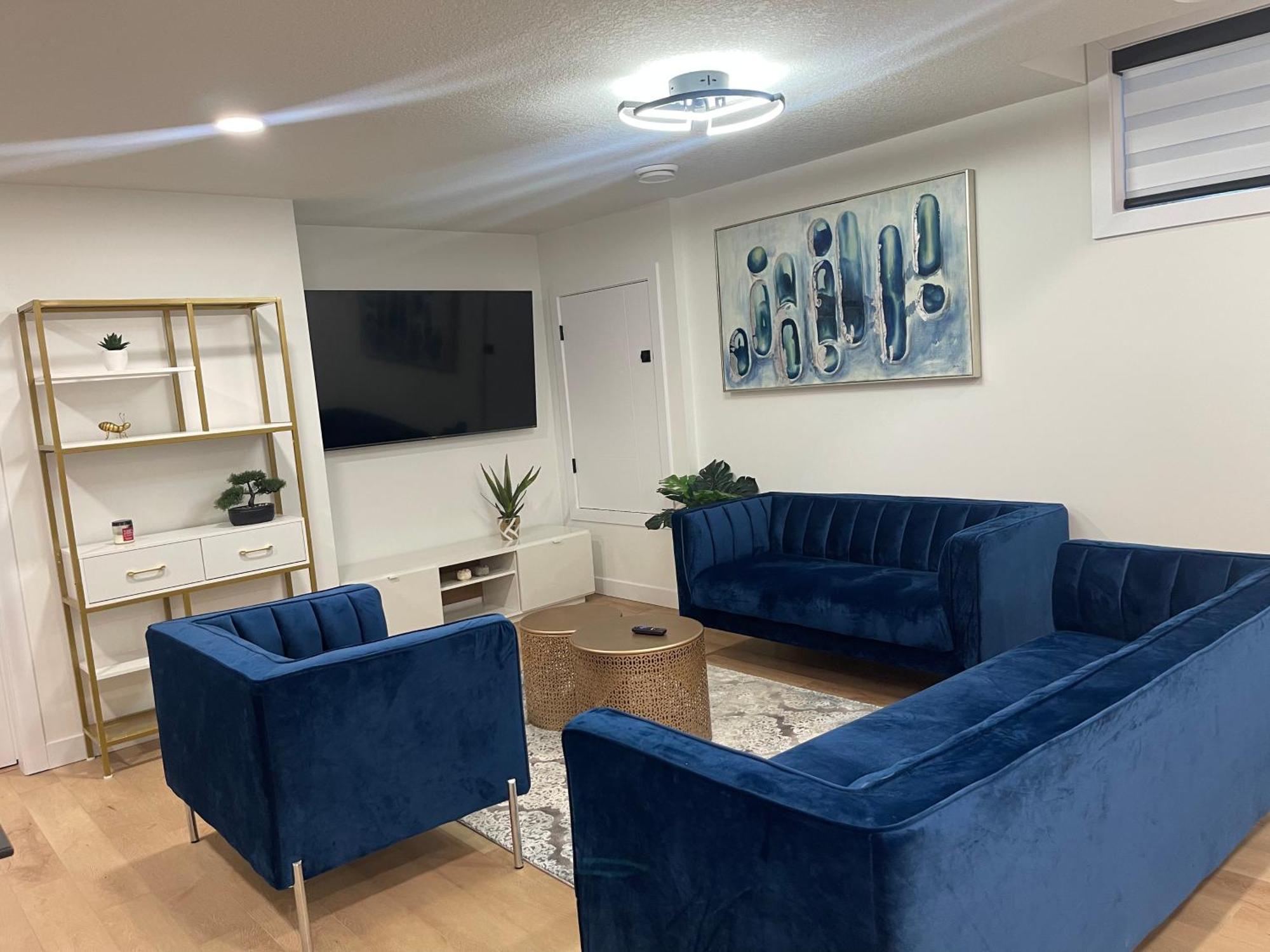 Stylish 2 Bedroom In Sw Close To Windermere And International Airport Villa Edmonton