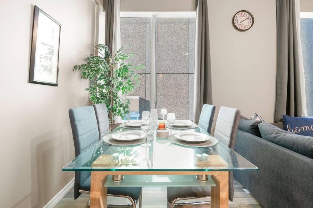 Chic 2-bedroom With Arcade Apartment *